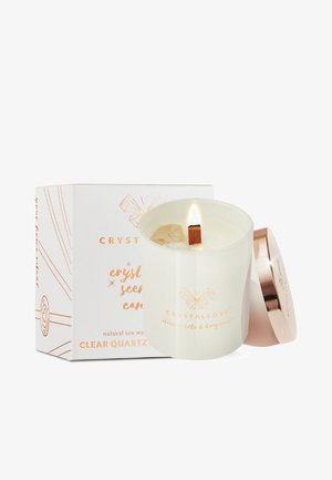 Candela naturale in cera di soia in un barattolo di vetro satinato, dotata di uno stoppino in legno e quarzo trasparente all'interno. Viene fornita in una scatola decorativa con accenti arancioni.