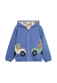 Plava zip-up dukserica s mekanom teksturom. Ima bijele i zelene aplikacije automobila s životinjama. Unutrašnjost pokazuje podstavu s uzorkom životinja.