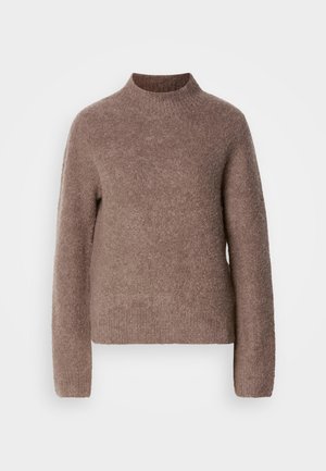 Brązowy sweter dzianinowy z wysokim kołnierzem i długimi rękawami. Miękka, teksturowana tkanina w luźnym fasonie. Prosty design, bez ozdób.