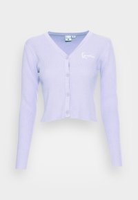 Orvokinvärinen ribbineulottu neuletakki, jossa on V-aukko, pitkät hihat ja viis nappia. Vasemmassa rintakehässä on hillitty logo. Pehmeä neulos.