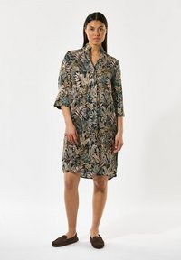 Leichtes, kurzärmliges Kleid mit floralen Mustern in grünen, goldenen und rosafarbenen Tönen; verfügt über einen Kragen und eine durchgehende Knopfleiste.