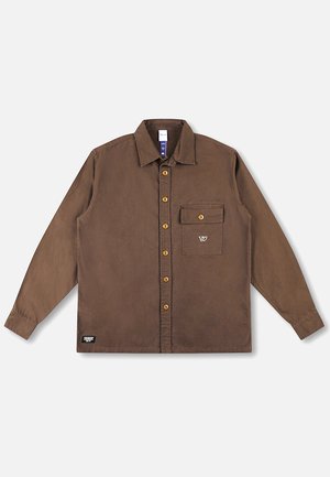 Braunes Langarmhemd aus weichem Stoff, mit Knopfleiste vorne, einer Brusttasche und hellbraunen Knöpfen. Dekoratives Logo auf der Tasche.