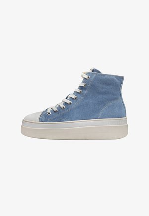 High-Top-Sneaker aus hellblauem Denim mit weißer Gummikappe vorne. Verfügt über Schnürsenkel, einen gepolsterten Kragen und eine strukturierte weiße Sohle.