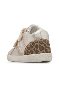 Leder-Kinderschuh mit metallisch-goldener Oberseite, strukturiertem Leopardenmuster-Akzent und Klettverschluss. Leicht strukturierte Gummisohle.