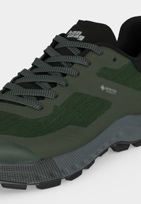 Πράσινο και μαύρο ορειβατικό παπούτσι με ύφασμα Gore-Tex Invisible Fit, κορδόνια με σχέδιο, υφασμένη σόλα και λογότυπο στη γλώσσα και την πλευρά.
