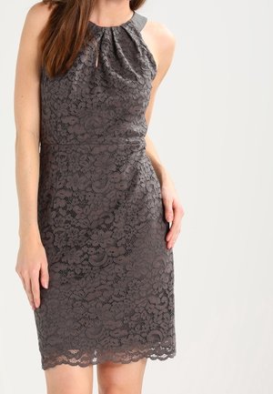 Robe en dentelle grise avec une silhouette ajustée, sans manches, décolleté plissé et ourlet festonné. Motif en dentelle texturé sur toute la surface.