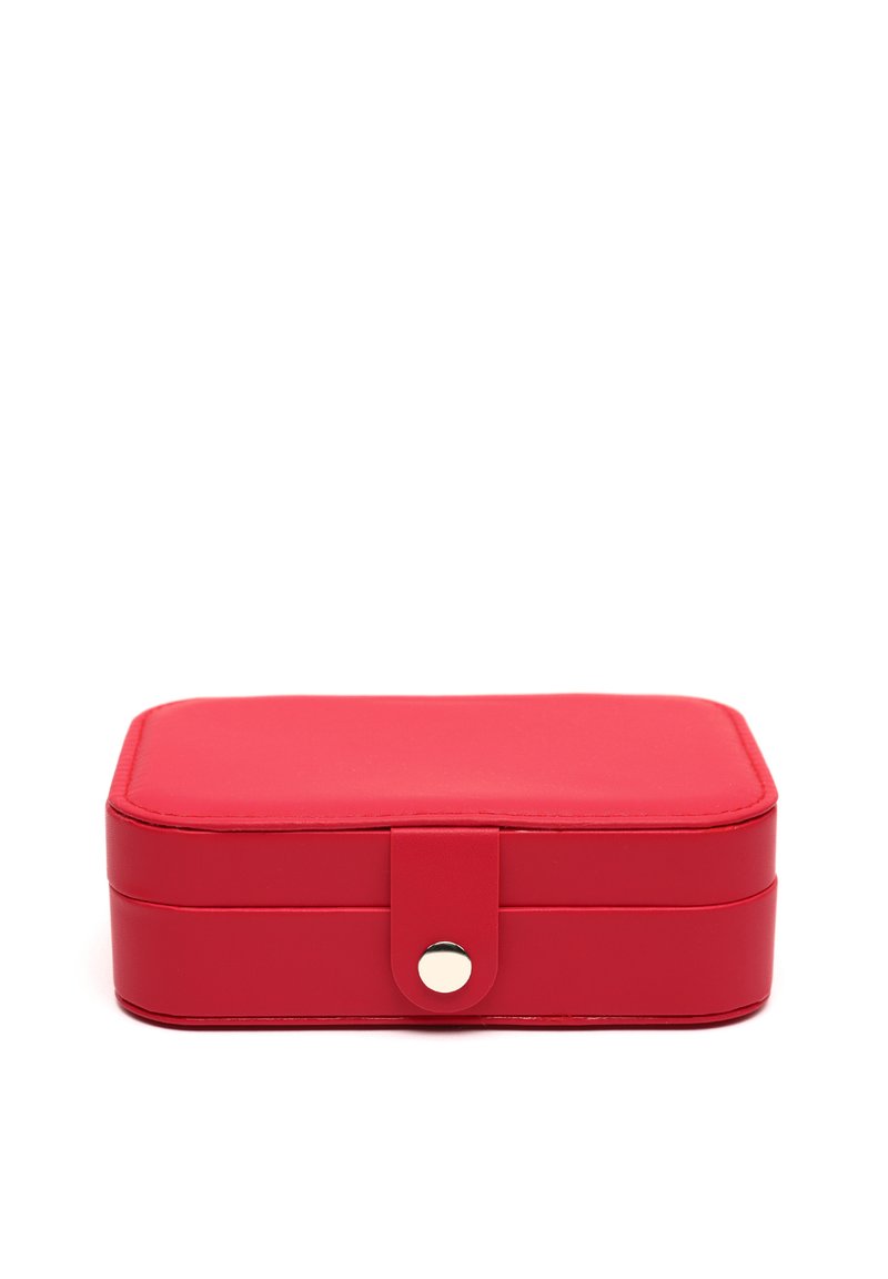 Boîte à bijoux rectangulaire rouge en simili cuir lisse, avec un fermoir à pression et des bords rembourrés pour la protection.