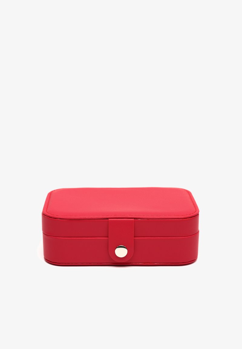 Caja de joyería rectangular roja, hecha de suave cuero sintético, con cierre a presión y bordes acolchados para protección.