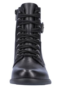 Bottine noire à lacets avec une texture en cuir lisse, des accents en métal argenté et une fermeture éclair sur le côté pour un enfilage facile. Semelle plate et robuste.