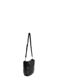 Schwarze Lederschultertasche mit glatter Textur, versehen mit silbernen Nieten an einer Seite und einem verstellbaren Trageriemen für Vielseitigkeit.