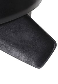 Melnas, gludas sintētiskas slēgtās kurpes ar noapaļotu purngali un plakanu papēdi; piedāvā teksturētu zoli papildu saķerei.