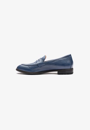 Mocassino da uomo in pelle blu navy con tacco basso nero e cinturino penny, mostrato di profilo su sfondo bianco.