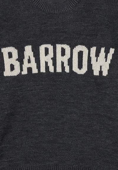 Maglione lavorato a maglia grigio scuro con grandi lettere bianche che formano la parola "BARROW" sul davanti, con un classico scollo rotondo.