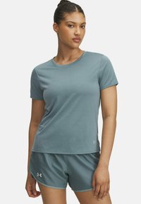 Camiseta deportiva de color azul claro con mangas cortas, escote redondo y textura acanalada, complementada con pantalones cortos a juego que presentan acentos de logo.