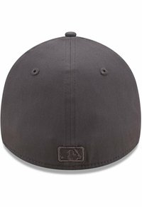 Graue Baseballkappe mit strukturiertem Design. Verfügt über eine glatte Stoffoberfläche, eine abgerundete Krone und ein kleines Logo-Patch auf der Rückseite.