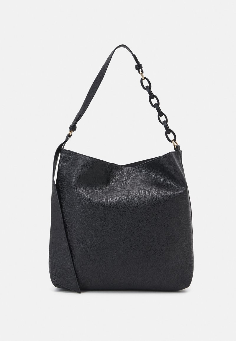 Sac à bandoulière en cuir noir avec surface texturée et bandoulière réglable avec un détail de chaîne liée sur un fond uni.