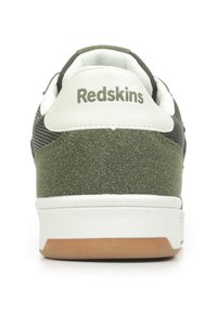 Baskets en suède vert et mesh avec des accents blancs, comprenant une semelle en caoutchouc lisse et un logo "Redskins" sur le talon.