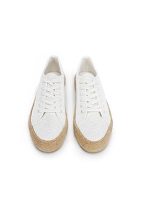 Weiße Schnürschuhe mit einer strukturierten Oberseite im floralen Muster und einer natürlichen Jutesohle. Glattes Material und neutrale Farbe.