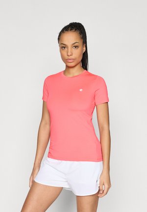 Koraalroze sporttop met korte mouwen, gemaakt van rekbaar materiaal, met een ronde halslijn en een klein logo op de linkerborst.
