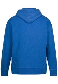 Niebieska bluza z kapturem, z przestronnym kapturem, ściągaczami u rękawów i na dole. Wykonana z miękkiego materiału o lekko zużytej fakturze. Tylny widok podkreśla prostą konstrukcję.