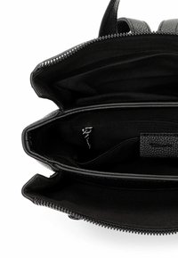 Czarna skórzana torba o teksturowanej powierzchni, zamykana na zamek błyskawiczny, z wieloma przegrodami wewnętrznymi, w tym jedną kieszenią na zamek.