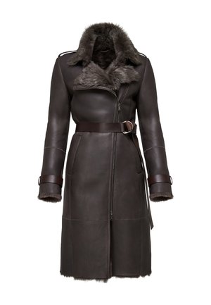 Manteau en cuir marron avec col en fausse fourrure, fermeture éclair asymétrique, taille ceinturée, poches latérales et poignets texturés. Finition lisse avec des accents contrastants.