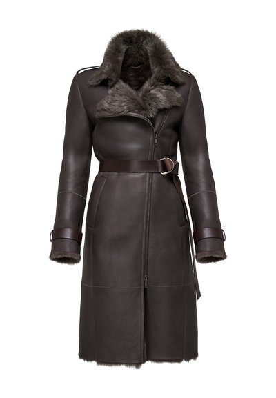 Manteau en cuir marron avec col en fausse fourrure, fermeture éclair asymétrique, taille ceinturée, poches latérales et poignets texturés. Finition lisse avec des accents contrastants.