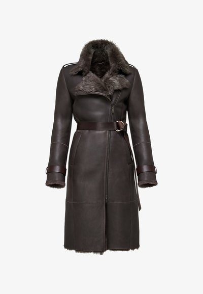 Manteau en cuir marron avec col en fausse fourrure, fermeture éclair asymétrique, taille ceinturée, poches latérales et poignets texturés. Finition lisse avec des accents contrastants.