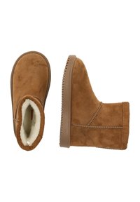 Bottines en suède marron avec une finition texturée, doublure en polaire et semelle en caoutchouc. Présentent des coutures verticales et un design bas.