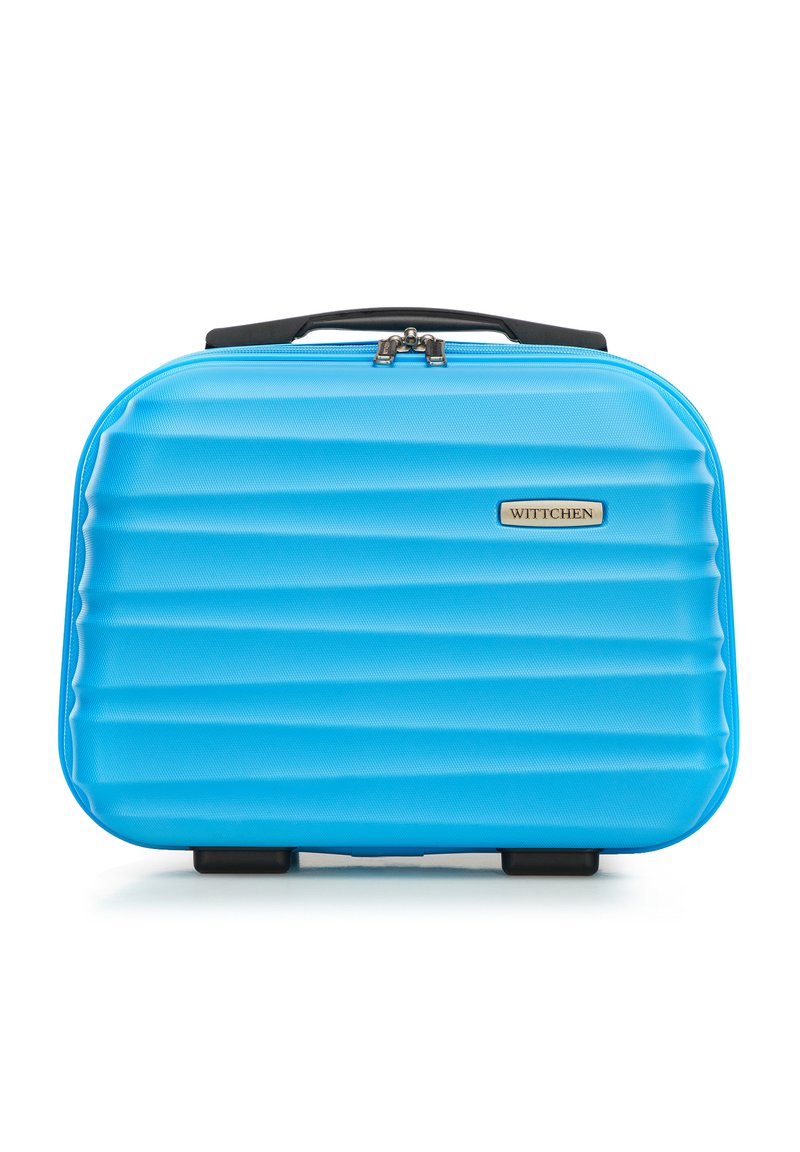 Blaue Hartschalenreisetasche mit gerippter Textur, schwarzem Griff und metallischem Logoakzent. Verfügt über einen Reißverschluss und einen stabilen Boden für mehr Stabilität.