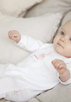 Tutina di cotone bianco con un design raffigurante un coniglio a pois rosa sul davanti, texture morbida e maniche lunghe. Accentata da un piccolo cartellino con logo.