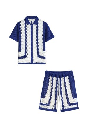Chemise à manches courtes en crochet bleu et blanc avec boutons, avec short à cordon assorti.