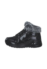 Botines de charol negro con un collar de piel sintética, con cordones en la parte delantera, suela acolchada y detalle de amortiguación de aire en el tacón.