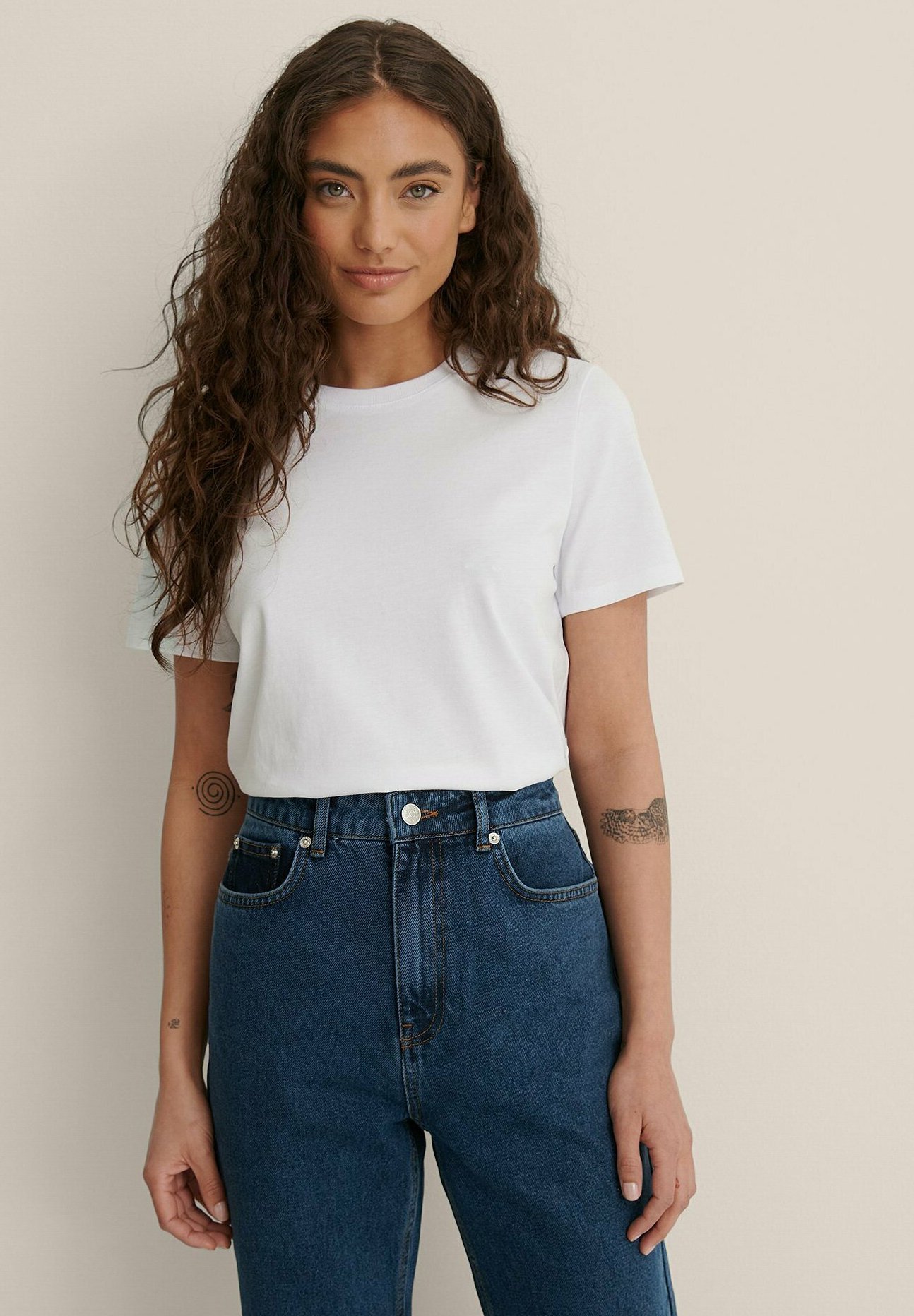 NA-KD MIT RUNDEM AUSSCHNITT - T-shirt 