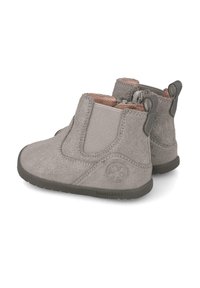 Stivaletti alla caviglia in suede grigio con pannelli laterali elasticizzati, linguette di trazione e suola in gomma testurizzata. Presentano un logo discreto sul lato.
