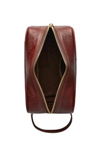 Bruine leren tas met een gestructureerde, ronde vorm. Het heeft een gouden rits, een binnenvoering van stof en een zijhandvat voor eenvoudig dragen.