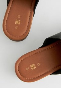Next REGULAR FIT - Træsko - black