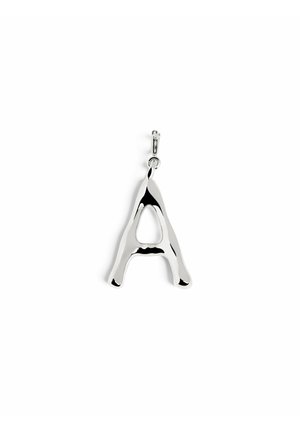 Pendenti in metallo argentato a forma di lettera "A" con una forma organica, dotato di un intaglio centrale e un semplice anello di attacco per indossarlo.