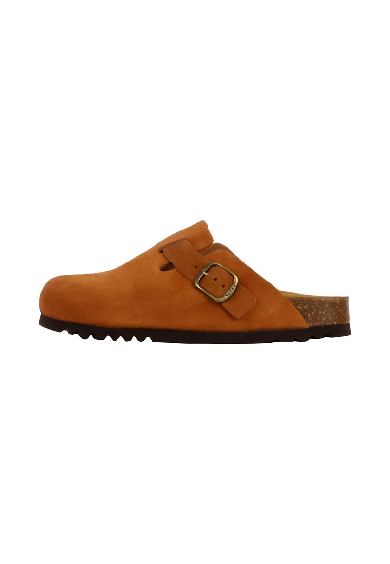 Bruine suède clogs met een verstelbare band, kurken voetbed en een getextureerde rubberen zool. De zijgesp detail voegt een functionele accent toe.