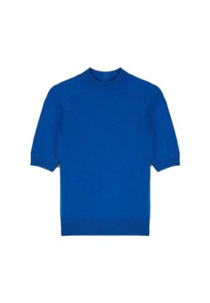 Blauwe korte mouwen gebreide trui met geribde ronde hals, manchetten en onderrand, plat gelegd op een witte achtergrond.