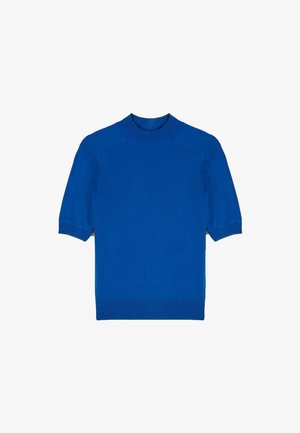 Niebieski sweter dzianinowy z krótkim rękawem, z ribbowanym okrągłym dekoltem, mankietami i dołem, leżący na białym tle.