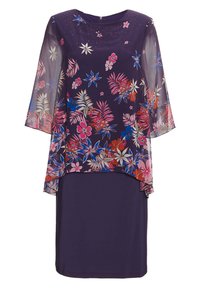 Lila Kleid mit floralem Überzug, das lebhafte rosa, blaue und weiße Muster aufweist, kurze Ärmel und einen runden Ausschnitt hat.