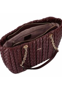Sac à main matelassé bordeaux avec une texture douce, quincaillerie dorée, double chaîne et sangles en cuir, et deux compartiments intérieurs avec fermeture éclair.
