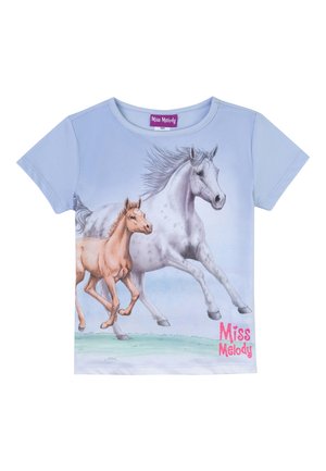 Maglietta azzurra chiara con una grafica di un cavallo grigio in corsa e un puledro. "Miss Melody" in testo rosa in basso a destra. Tessuto morbido.