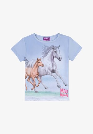 Maglietta azzurra chiara con una grafica di un cavallo grigio in corsa e un puledro. "Miss Melody" in testo rosa in basso a destra. Tessuto morbido.