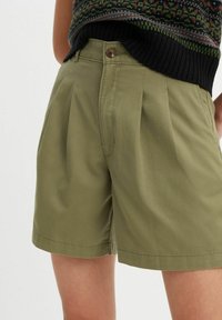 Levi's® - PLEATED TROUSER SHORT - Shorts - deep lichen green Immagine in miniatura 1