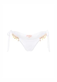Bikini basso bianco con lacci laterali, caratterizzato da dettagli in catena dorata e charms colorati, inclusi conchiglie e stelle marine. Tessuto dalla texture liscia.