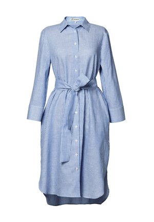 Sinine ja valge triibuline kleit, millel on pikad varrukad, nööbid ees ja vöökoht, valmistatud kerge kangaga, millel on sile viimistlus.