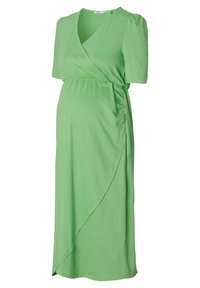 Grünes Maternity-Kleid mit kurzen Puffärmeln, Wickeldesign, geraffter Seite und weicher Textur. Knielang mit fließender Silhouette.