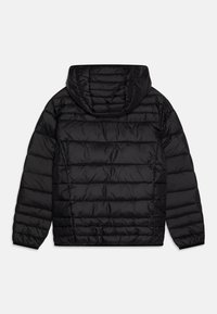 Melnā pūkainā jaka ar kapuci, ar quilted dizainu, ribinātām piedurknēm un gludu, spīdīgu tekstūru. Moderns, minimalistisks stils.